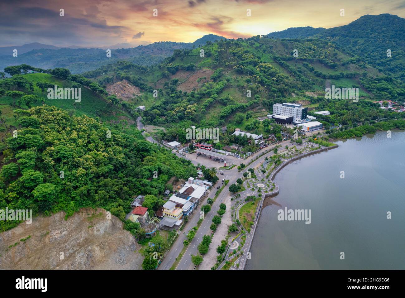 Luftaufnahme des Amahami-Strandes bei Sonnenaufgang, Bima, Sumbawa Island, West Nusa Tenggara, Indonesien Stockfoto