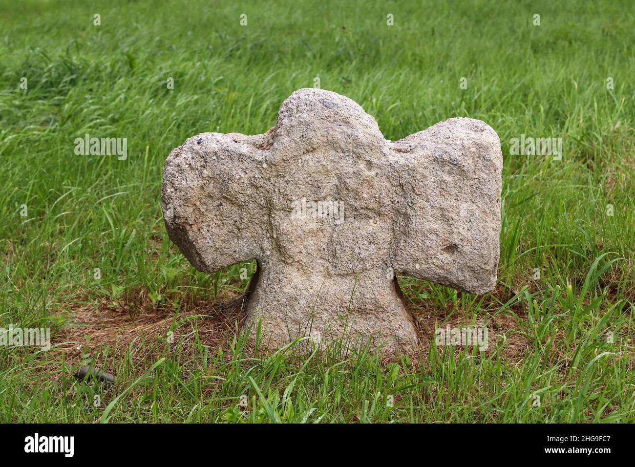 Altes Steinkreuz mit einem Relief des Kreuzes - Vermittlungskreuz in der Nähe von Hubenov Dorf, Region Pilsen Stockfoto