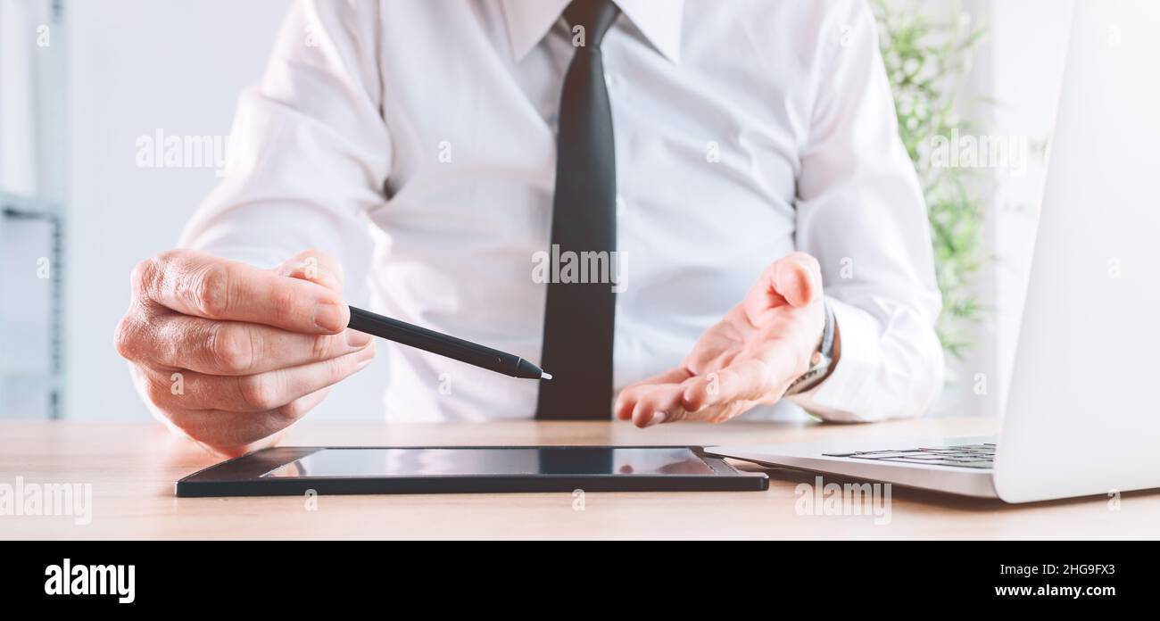 Leihbeamter und Bankier bieten Stift und Pad an, um Dokumente mit elektronischer Signatur, Panoramabild mit selektivem Fokus zu signieren Stockfoto