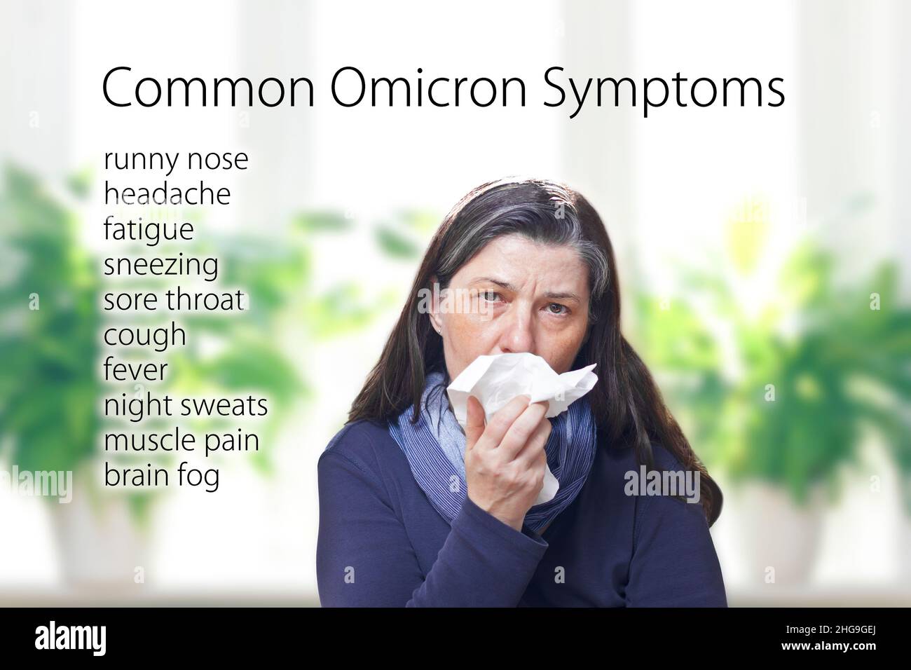 Häufige Symptome der kovidartigen Variante omicron, wie laufende Nase, Kopfschmerzen, Müdigkeit und Halsschmerzen, Text neben einer Frau mittleren Alters niest. Stockfoto