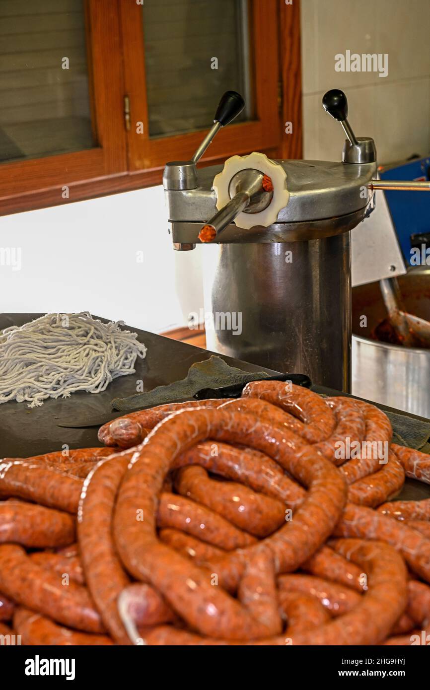 Verschiedene Arten von Zutaten und Würstchen von Hand hergestellt. Stockfoto