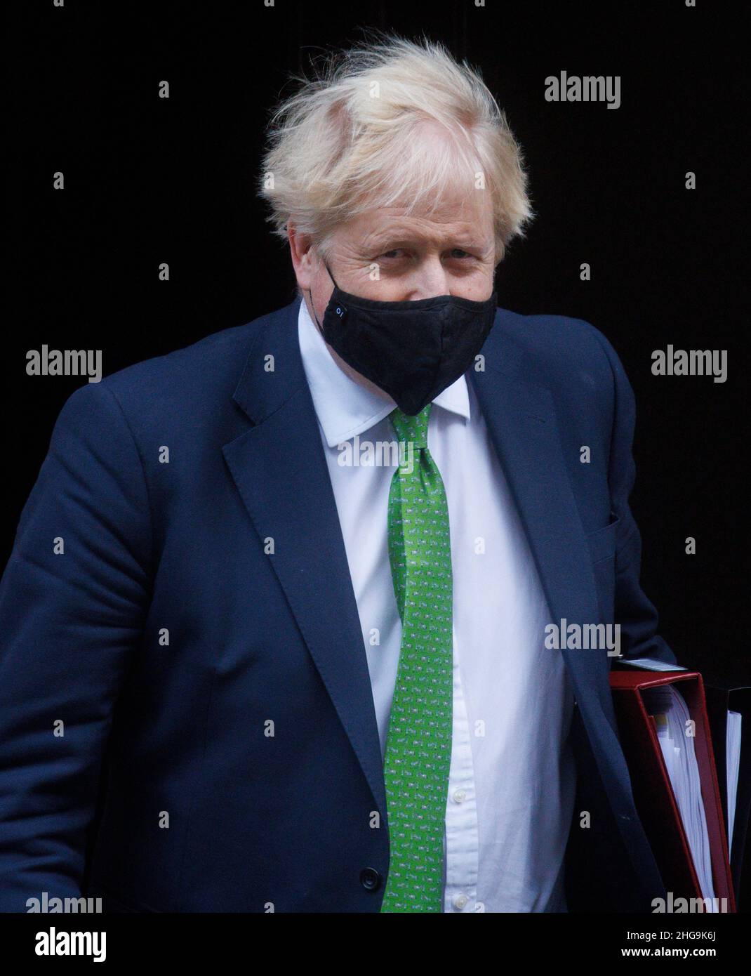 London, Großbritannien. 19th Januar 2022. Premierminister Boris Johnson verlässt die Nummer 10, um für die Fragen des Premierministers ins Parlament zu gehen. Er wird Keir Starmer gegenüber dem Versandkarton gegenüberstehen. Er steht immer noch vor Fragen über angebliche Parteien in der Downing Street. Er wartet auf die Ergebnisse der Untersuchung von „Very Gray“. Kredit: Mark Thomas/Alamy Live Nachrichten Stockfoto