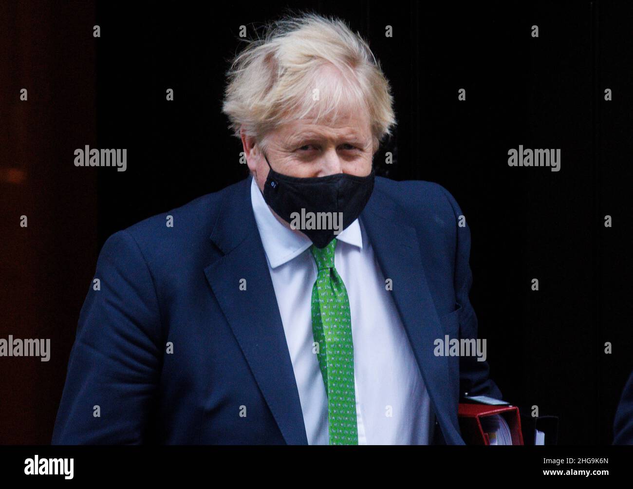 London, Großbritannien. 19th Januar 2022. Premierminister Boris Johnson verlässt die Nummer 10, um für die Fragen des Premierministers ins Parlament zu gehen. Er wird Keir Starmer gegenüber dem Versandkarton gegenüberstehen. Er steht immer noch vor Fragen über angebliche Parteien in der Downing Street. Er wartet auf die Ergebnisse der Untersuchung von „Very Gray“. Kredit: Mark Thomas/Alamy Live Nachrichten Stockfoto