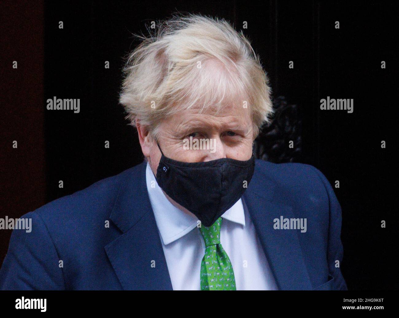 London, Großbritannien. 19th Januar 2022. Premierminister Boris Johnson verlässt die Nummer 10, um für die Fragen des Premierministers ins Parlament zu gehen. Er wird Keir Starmer gegenüber dem Versandkarton gegenüberstehen. Er steht immer noch vor Fragen über angebliche Parteien in der Downing Street. Er wartet auf die Ergebnisse der Untersuchung von „Very Gray“. Kredit: Mark Thomas/Alamy Live Nachrichten Stockfoto