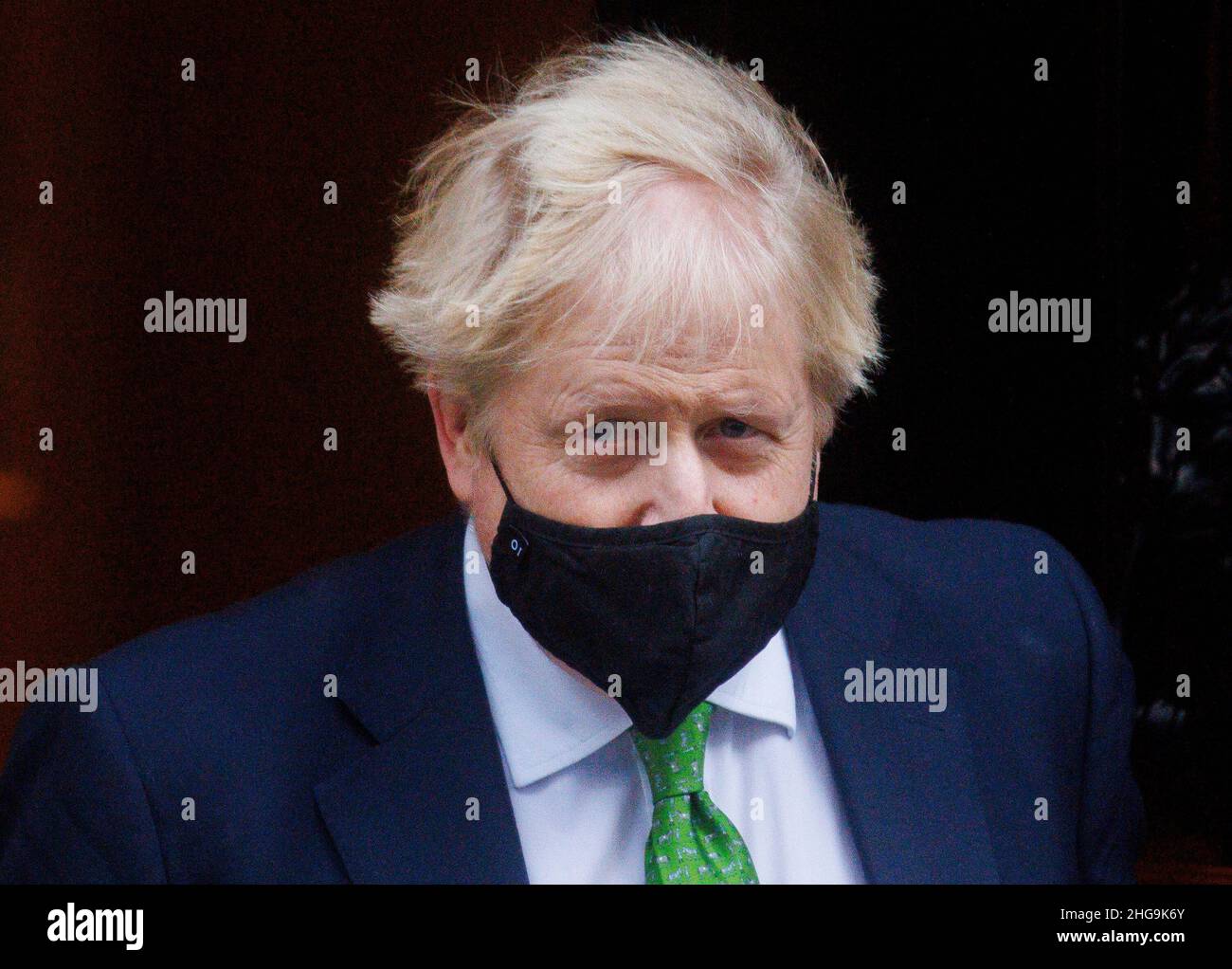 London, Großbritannien. 19th Januar 2022. Premierminister Boris Johnson verlässt die Nummer 10, um für die Fragen des Premierministers ins Parlament zu gehen. Er wird Keir Starmer gegenüber dem Versandkarton gegenüberstehen. Er steht immer noch vor Fragen über angebliche Parteien in der Downing Street. Er wartet auf die Ergebnisse der Untersuchung von „Very Gray“. Kredit: Mark Thomas/Alamy Live Nachrichten Stockfoto