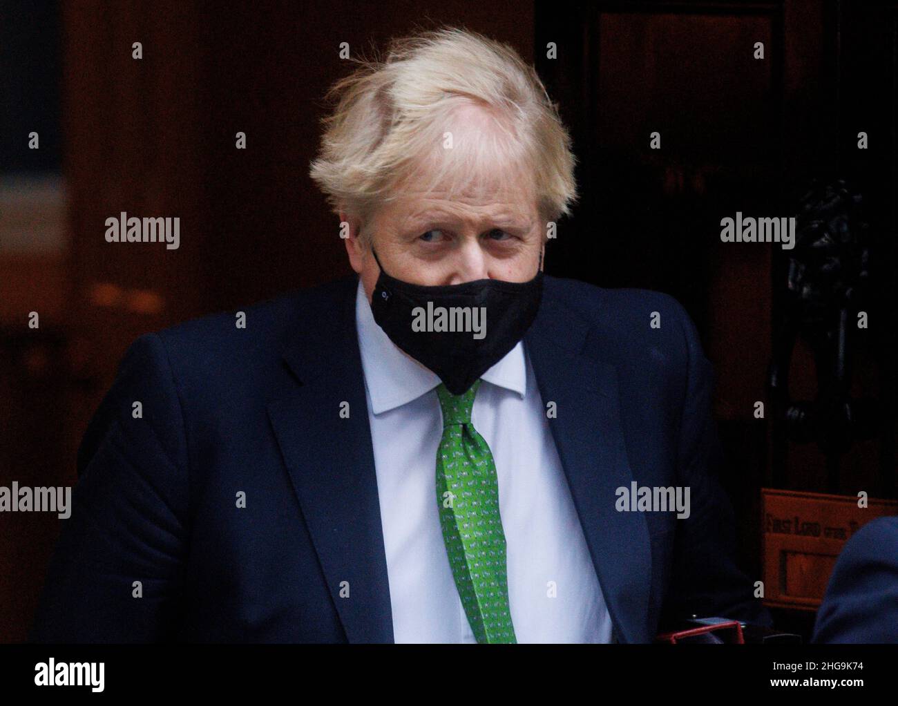 London, Großbritannien. 19th Januar 2022. Premierminister Boris Johnson verlässt die Nummer 10, um für die Fragen des Premierministers ins Parlament zu gehen. Er wird Keir Starmer gegenüber dem Versandkarton gegenüberstehen. Er steht immer noch vor Fragen über angebliche Parteien in der Downing Street. Er wartet auf die Ergebnisse der Untersuchung von „Very Gray“. Kredit: Mark Thomas/Alamy Live Nachrichten Stockfoto