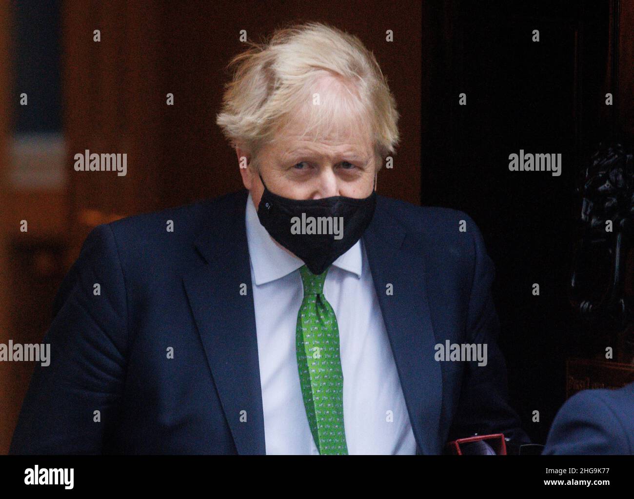 London, Großbritannien. 19th Januar 2022. Premierminister Boris Johnson verlässt die Nummer 10, um für die Fragen des Premierministers ins Parlament zu gehen. Er wird Keir Starmer gegenüber dem Versandkarton gegenüberstehen. Er steht immer noch vor Fragen über angebliche Parteien in der Downing Street. Er wartet auf die Ergebnisse der Untersuchung von „Very Gray“. Kredit: Mark Thomas/Alamy Live Nachrichten Stockfoto