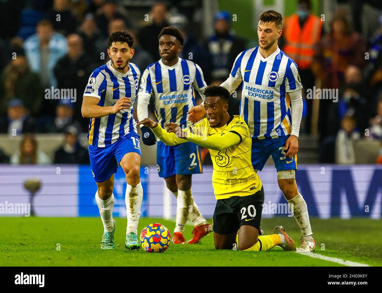 Chelsea’s Callum Hudson-Odoi wurde von Brighton und Steven Alzate von Hove Albion (links), Tariq Lamptey und Joel Veltman (rechts) während des Premier League-Spiels im AMEX Stadium in Brighton in Aktion gesetzt. Bilddatum: Dienstag, 18. Januar 2022. Stockfoto