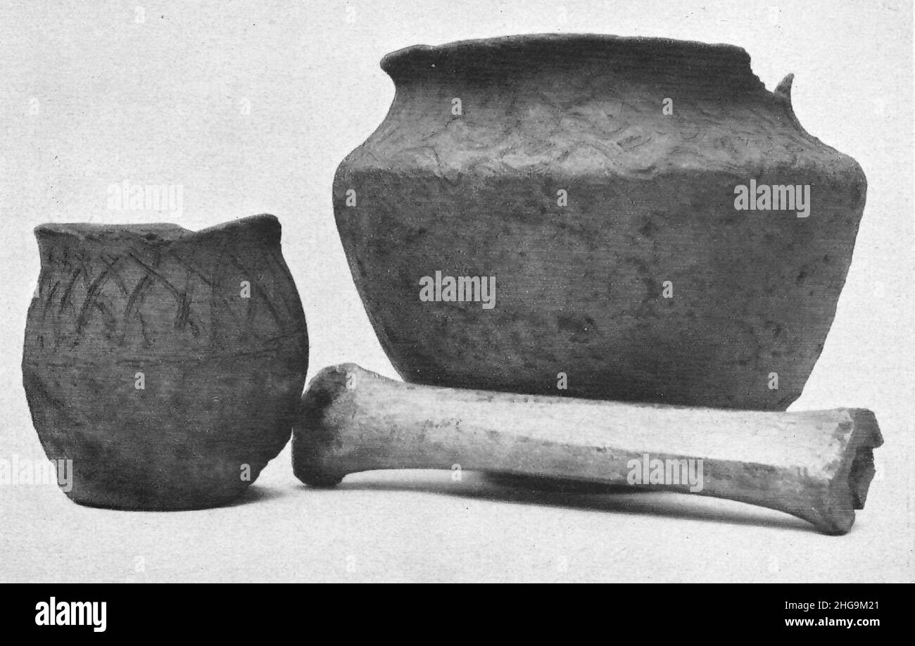 Slawische Töne aus Loburg und Plötzky der Topf links ist 10 cm hoch Schlittschukufe aus Knochen. Stockfoto