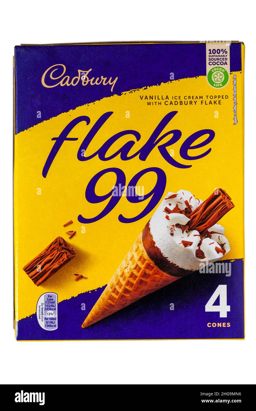 Schachtel mit Cadbury Flake 99 Vanilleeis, gekrönt mit Cadbury Flake Eiscreme auf weißem Hintergrund Stockfoto
