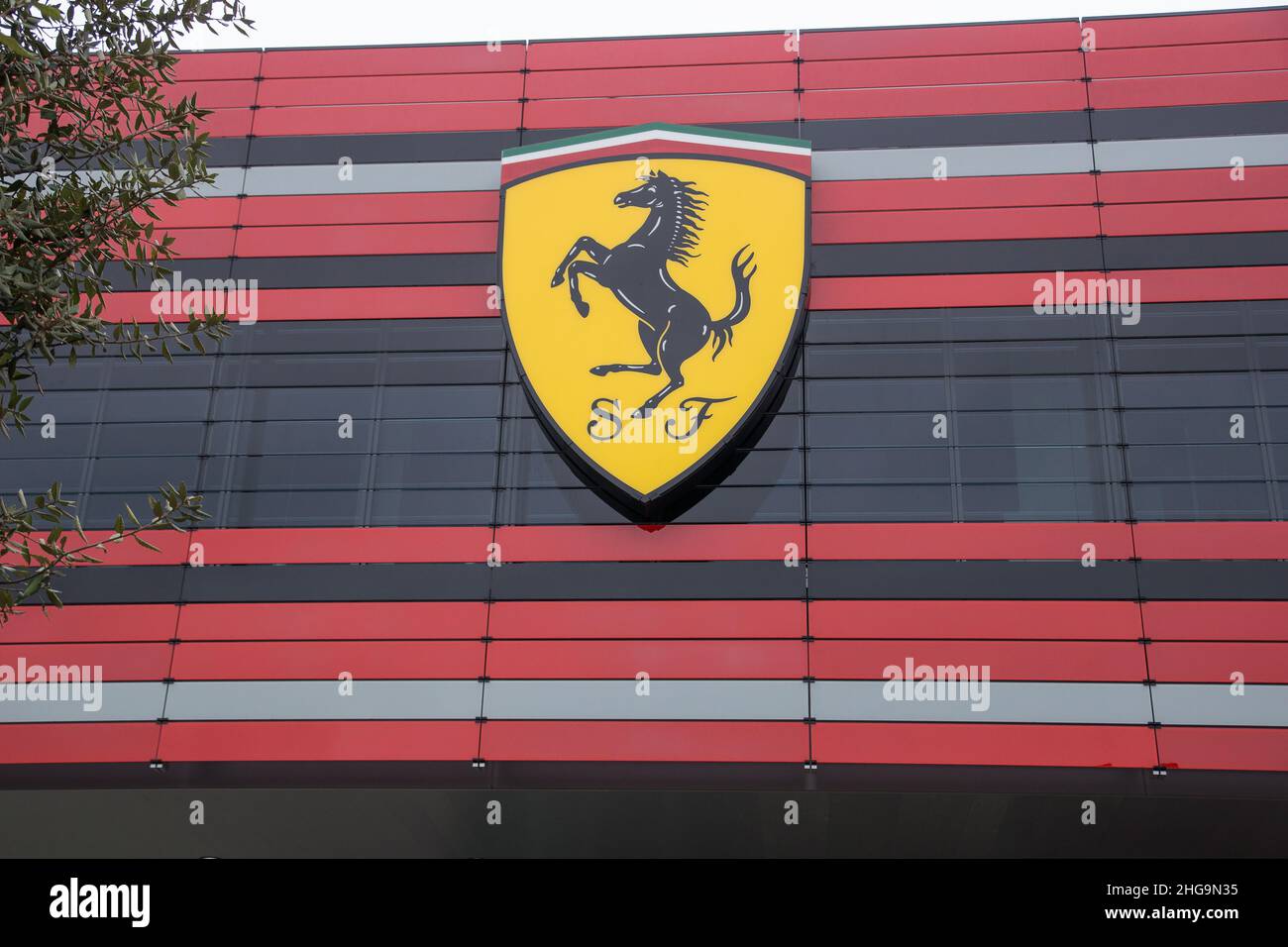 Maranello, Italien - 24. April 2016: Fassade des SPORTMANAGEMENTZENTRUMS FERRARI mit Schild und Logo der Scuderia F1 Stockfoto