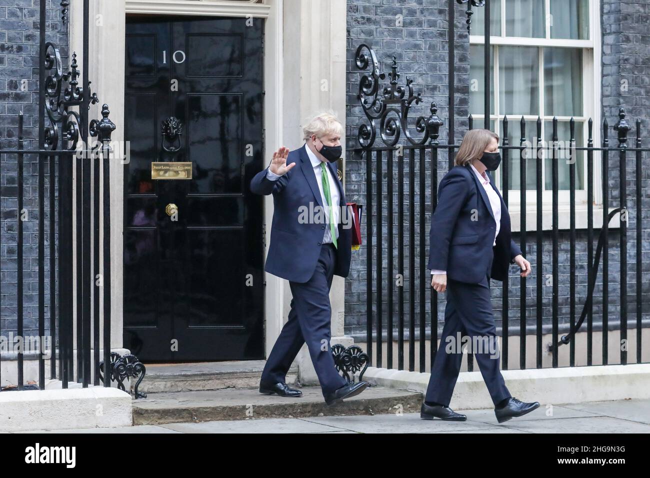 Der britische Premierminister Boris Johnson verlässt sein Büro in der Downing Street 10, um an den wöchentlichen Fragen des Premierministers teilzunehmen, in denen er voraussichtlich ein Update bezüglich der Aufhebung der COVID-bezogenen Beschränkungen für die Nation vorlegen wird. Stockfoto