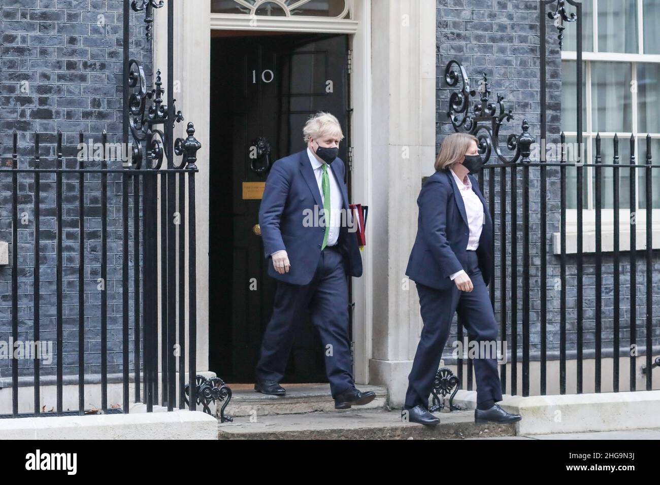 Der britische Premierminister Boris Johnson verlässt sein Büro in der Downing Street 10, um an den wöchentlichen Fragen des Premierministers teilzunehmen, in denen er voraussichtlich ein Update bezüglich der Aufhebung der COVID-bezogenen Beschränkungen für die Nation vorlegen wird. Stockfoto