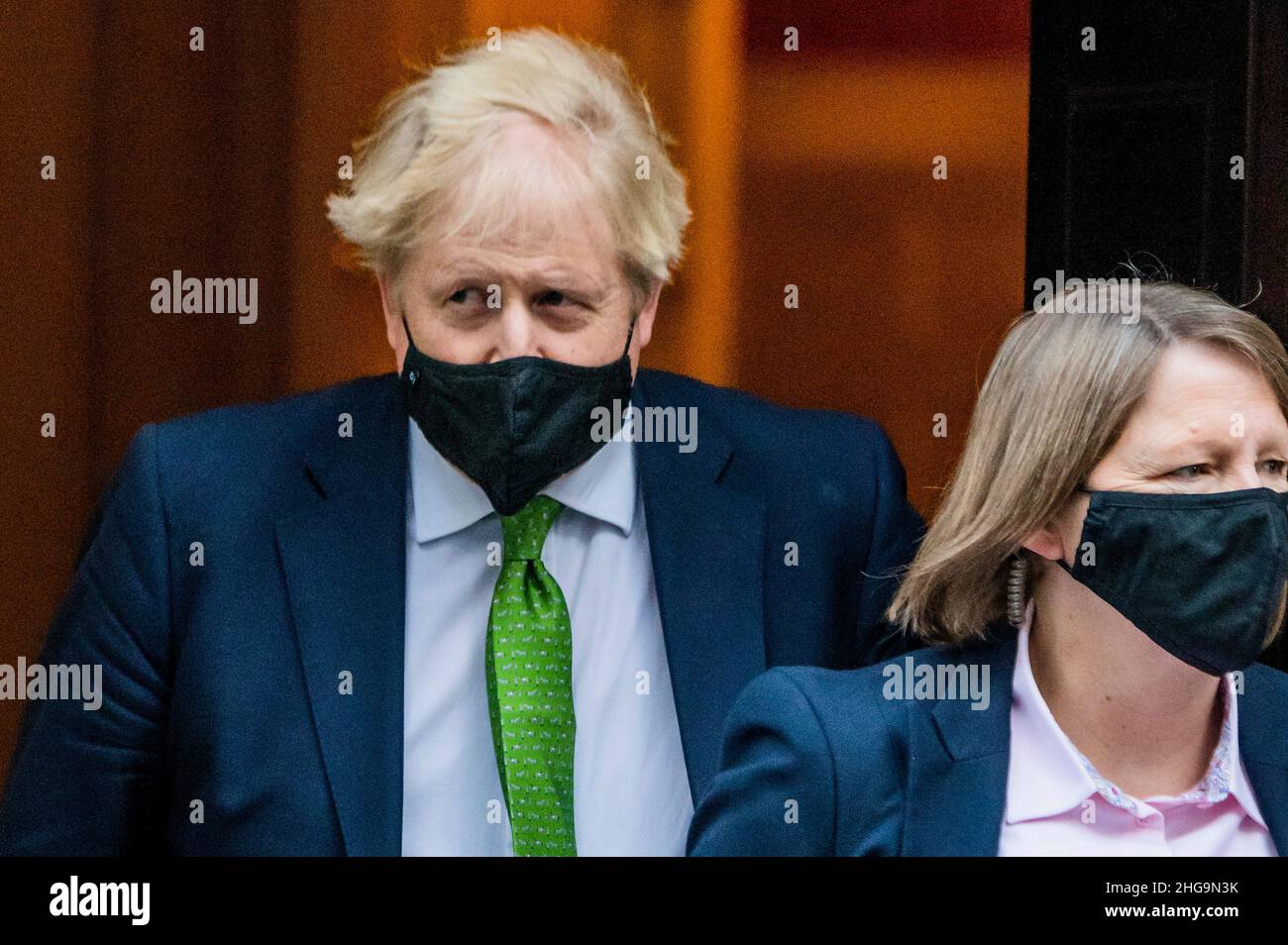 London, Großbritannien. 19th Januar 2022. Boris Johnson verlässt die Nummer 10 - Fragen zur Party, insbesondere zur Party am 20. Mai 2020, gehen weiter. Boris Johnson leitet die Fragestunde seines dritten Premierministers (PMQ) des Jahres. Kredit: Guy Bell/Alamy Live Nachrichten Stockfoto
