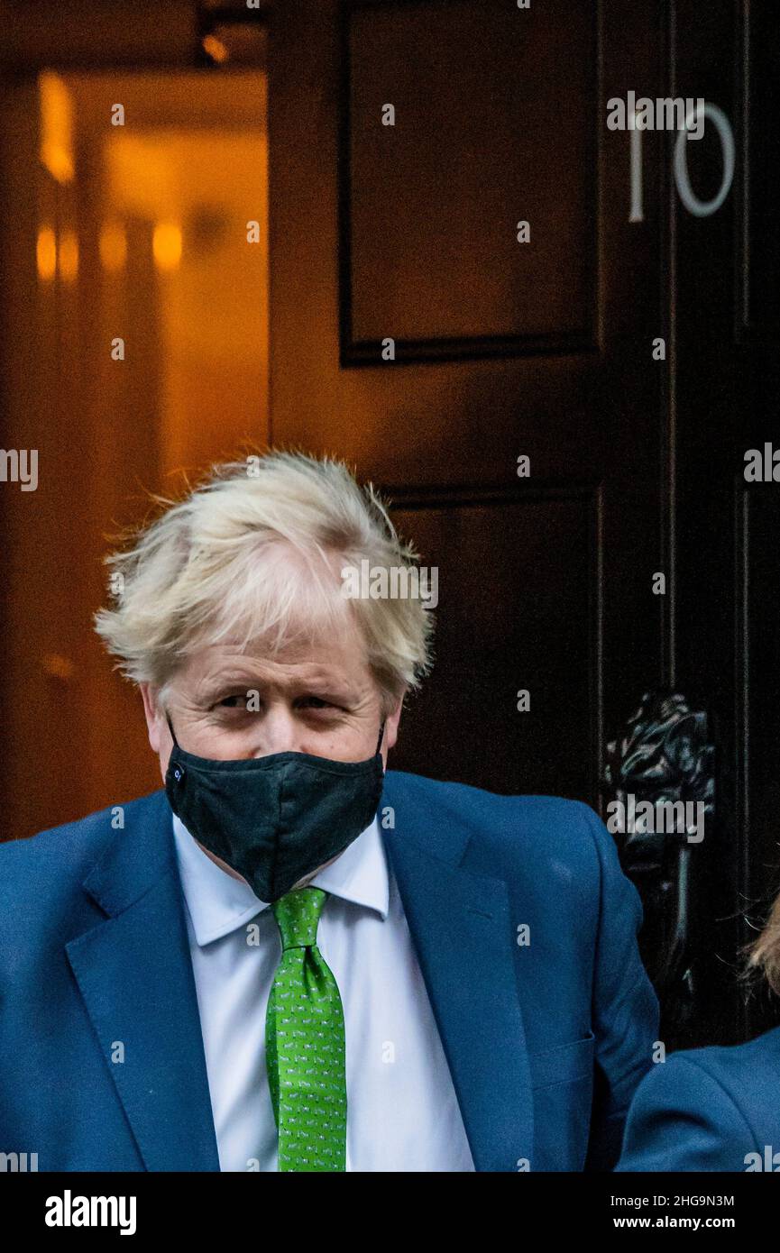 London, Großbritannien. 19th Januar 2022. Boris Johnson verlässt die Nummer 10 - Fragen zur Party, insbesondere zur Party am 20. Mai 2020, gehen weiter. Boris Johnson leitet die Fragestunde seines dritten Premierministers (PMQ) des Jahres. Kredit: Guy Bell/Alamy Live Nachrichten Stockfoto