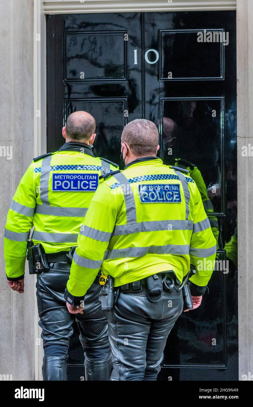 London, Großbritannien. 19th Januar 2022. Bewaffnete Polizisten kommen an die Tür der Nummer 10 - die Fragen zur Partygate, insbesondere die am 20. Mai 2020, gehen weiter. Boris Johnson leitet die Fragestunde seines dritten Premierministers (PMQ) des Jahres. Kredit: Guy Bell/Alamy Live Nachrichten Stockfoto London, Großbritannien. 19th Januar 2022. Bewaffnete Polizisten kommen an die Tür der Nummer 10 - die Fragen zur Partygate, insbesondere die am 20. Mai 2020, gehen weiter. Boris Johnson leitet die Fragestunde seines dritten Premierministers (PMQ) des Jahres. Kredit: Guy Bell/Alamy Live Nachrichten Stockfoto