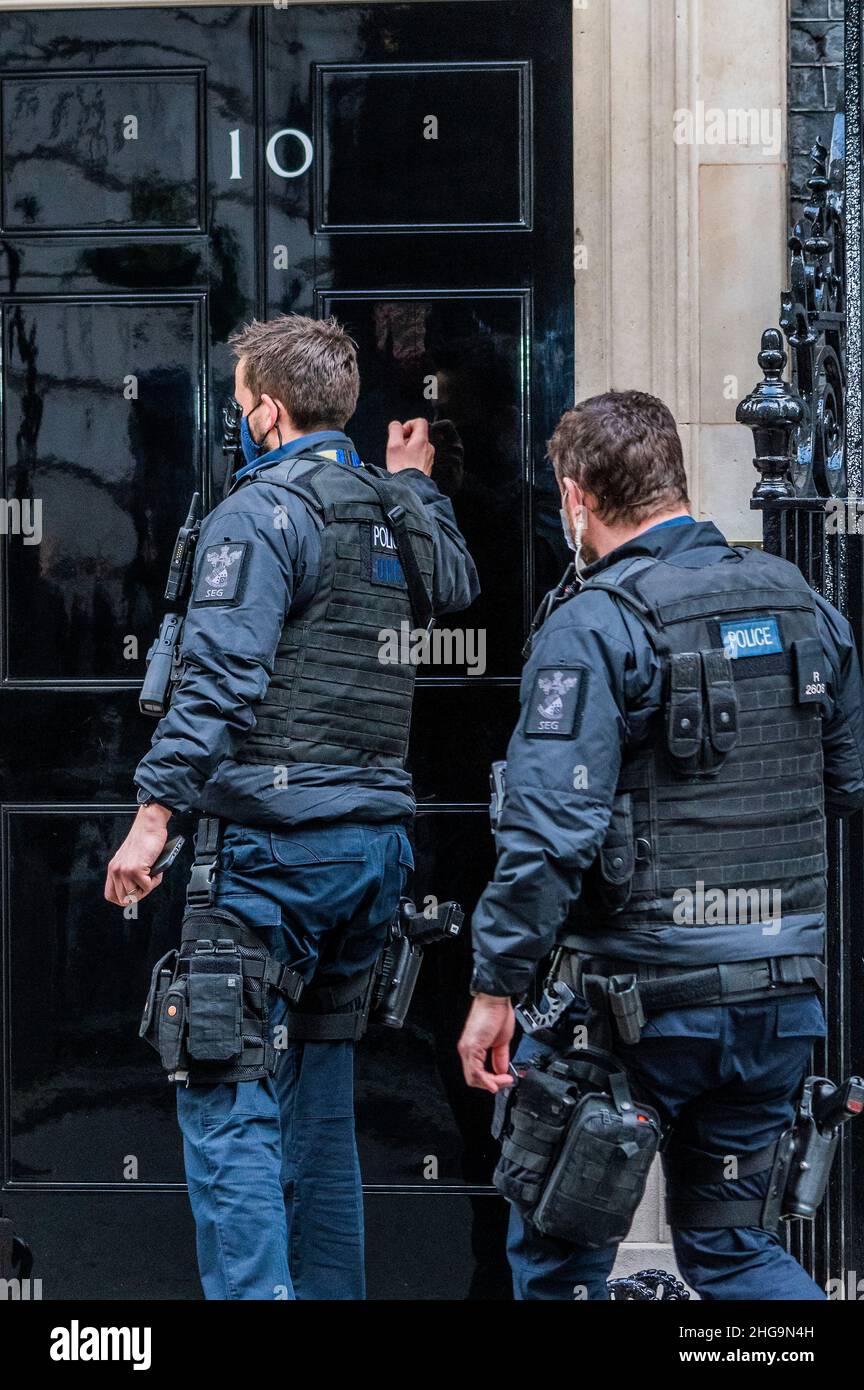 London, Großbritannien. 19th Januar 2022. Bewaffnete Polizisten kommen an die Tür der Nummer 10 - die Fragen zur Partygate, insbesondere die am 20. Mai 2020, gehen weiter. Boris Johnson leitet die Fragestunde seines dritten Premierministers (PMQ) des Jahres. Kredit: Guy Bell/Alamy Live Nachrichten Stockfoto London, Großbritannien. 19th Januar 2022. Bewaffnete Polizisten kommen an die Tür der Nummer 10 - die Fragen zur Partygate, insbesondere die am 20. Mai 2020, gehen weiter. Boris Johnson leitet die Fragestunde seines dritten Premierministers (PMQ) des Jahres. Kredit: Guy Bell/Alamy Live Nachrichten Stockfoto