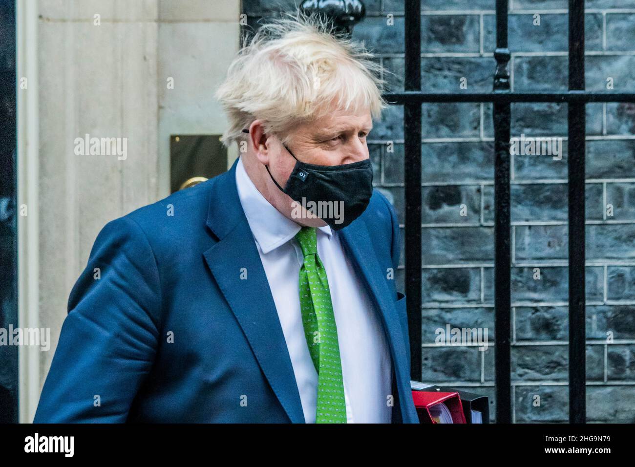 London, Großbritannien. 19th Januar 2022. Boris Johnson verlässt die Nummer 10 - Fragen zur Party, insbesondere zur Party am 20. Mai 2020, gehen weiter. Boris Johnson leitet die Fragestunde seines dritten Premierministers (PMQ) des Jahres. Kredit: Guy Bell/Alamy Live Nachrichten Stockfoto