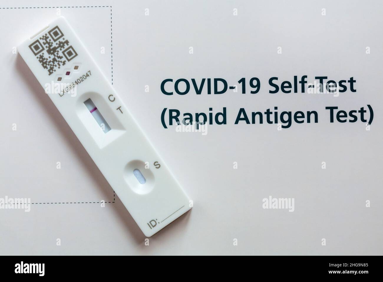 Covid19 Selbsttest (Rapid Antigen Test) mit negativem Ergebnis Stockfotografie Alamy