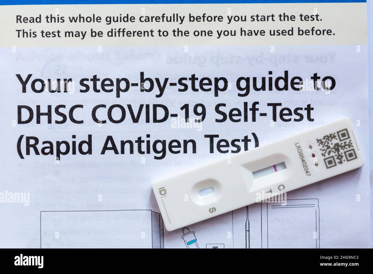 COVID-19-Selbsttest (Rapid Antigen Test) mit negativem Ergebnis - HOME COVID-Schnellantigen-Test Stockfoto