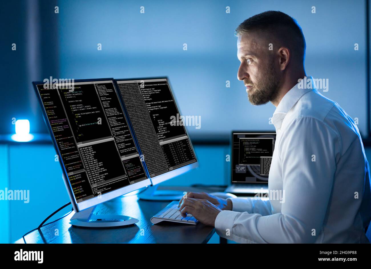 Computer Programmer Programmier-Code Auf Computer In Office Schreiben Stockfoto