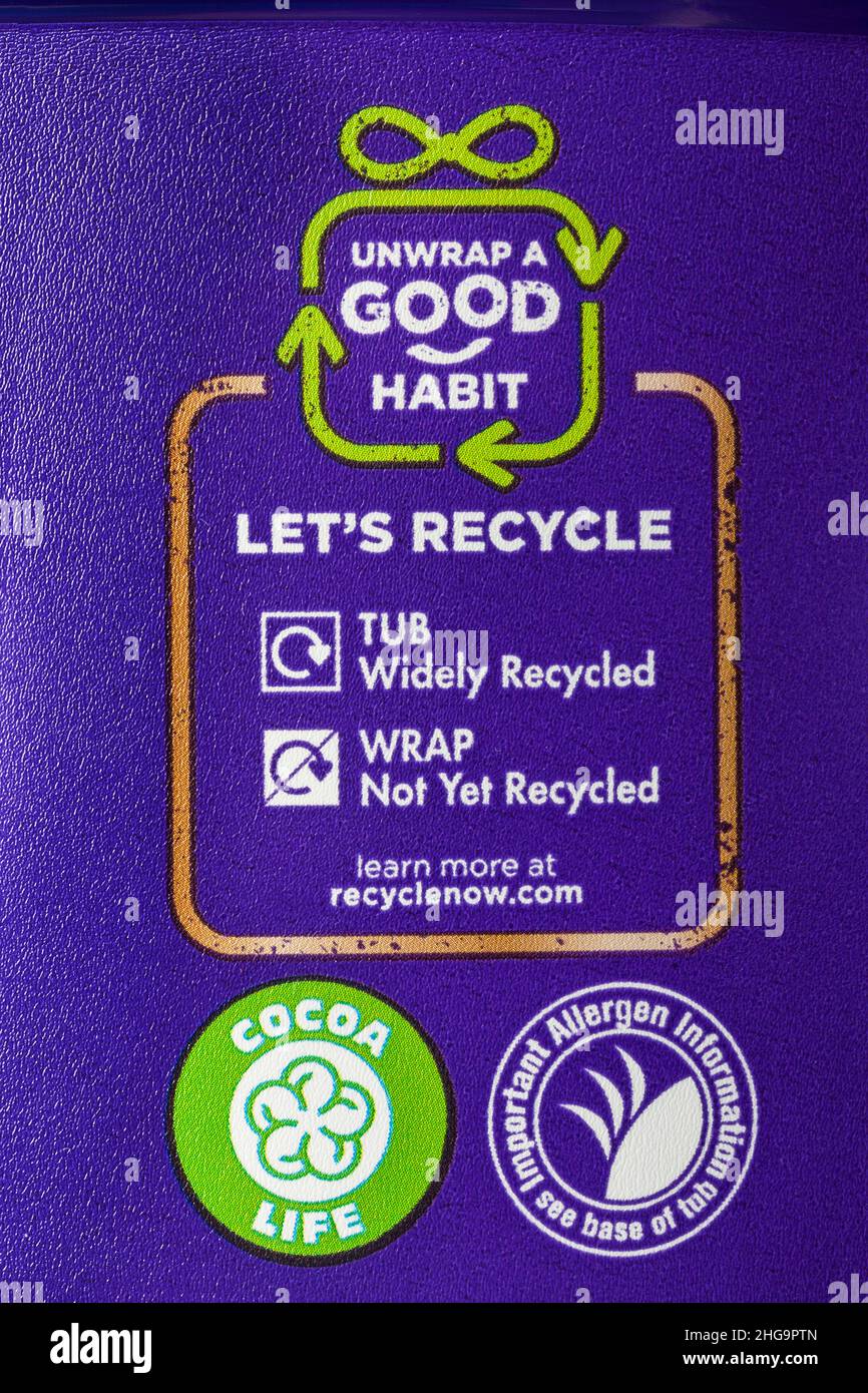 Packen Sie eine gute Gewohnheit Recycling Informationen und das Cocoa Life Symbol Logo auf der Wanne of Heroes Chocolates Süßigkeiten - Entsorgung Recycling Recycling Logo Logo Stockfoto