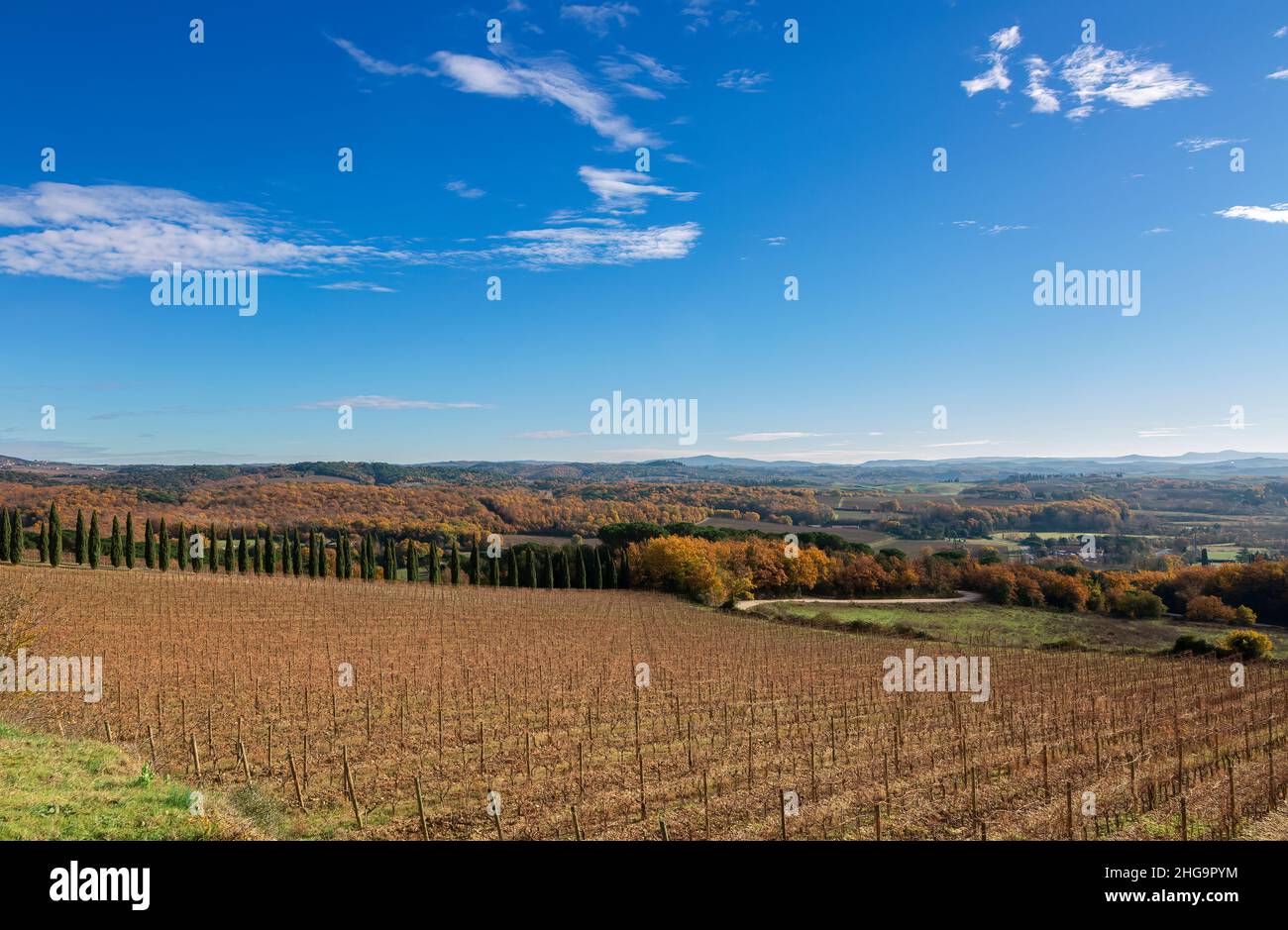 Eine serene Landschaft von Crete Senesi und Val D'Orcia Tal von den Hügeln des chianti an einem sonnigen Wintertag. Stockfoto