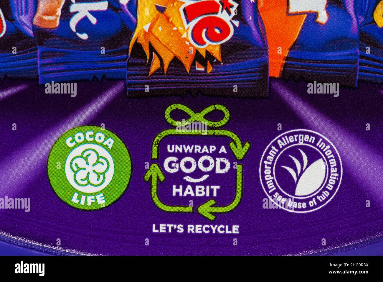 Entpacken Sie eine gute Gewohnheit Recycling-Informationen und Kakao Leben Symbol-Logo auf der Wanne der Helden Schokolade Süßigkeiten Stockfoto