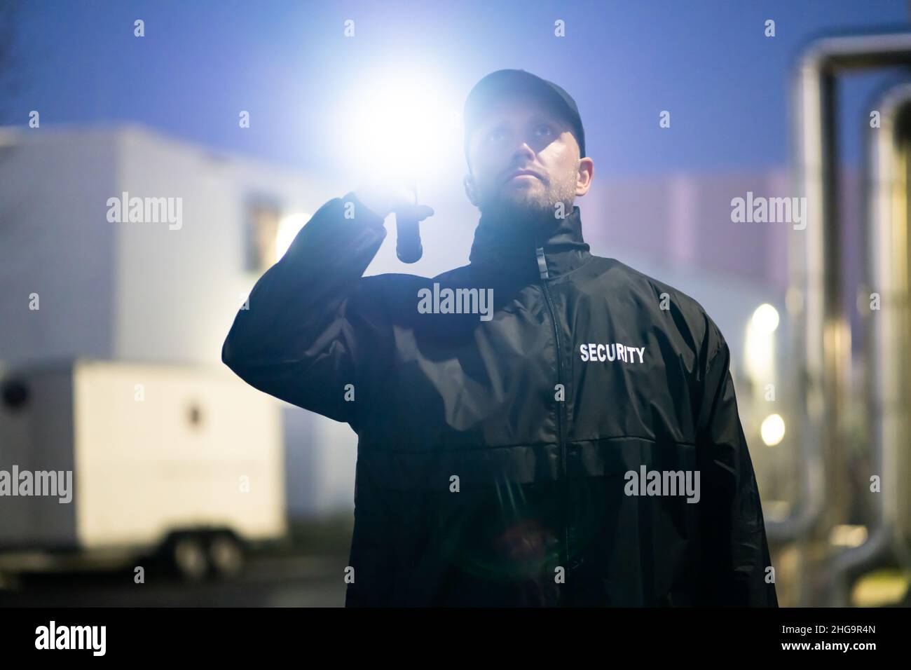 Security Guard In Der Nacht Mit Taschenlampe Überwachungsereignis Stockfoto