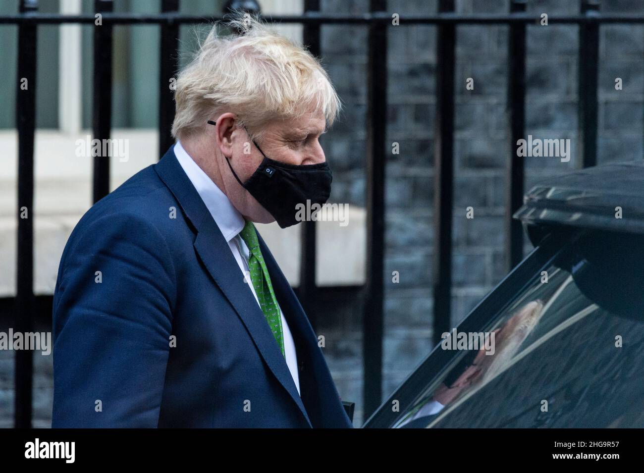 London, Großbritannien. 19. Januar 2022. Boris Johnson, Premierminister, betrachtet seine Überlegungen, als er die Downing Street Nr. 10 für Fragen des Premierministers (PMQs) im Unterhaus verlässt. Der Premierminister steht unter zunehmendem Druck von Abgeordneten, auf Fragen zu antworten, die sich auf eine Partei beziehen, die am 20. Mai 2020 in der Downing Street in 10 stattfand, als britische Sperrbeschränkungen soziale Zusammenkünfte verboten hatten. Einige Abgeordnete fordern seinen Rücktritt und behaupten, dass der Premierminister das Parlament belogen habe. Kredit: Stephen Chung / Alamy Live Nachrichten Stockfoto London, Großbritannien. 19. Januar 2022. Boris Johnson, Premierminister, betrachtet seine Überlegungen, als er die Downing Street Nr. 10 für Fragen des Premierministers (PMQs) im Unterhaus verlässt. Der Premierminister steht unter zunehmendem Druck von Abgeordneten, auf Fragen zu antworten, die sich auf eine Partei beziehen, die am 20. Mai 2020 in der Downing Street in 10 stattfand, als britische Sperrbeschränkungen soziale Zusammenkünfte verboten hatten. Einige Abgeordnete fordern seinen Rücktritt und behaupten, dass der Premierminister das Parlament belogen habe. Kredit: Stephen Chung / Alamy Live Nachrichten Stockfoto