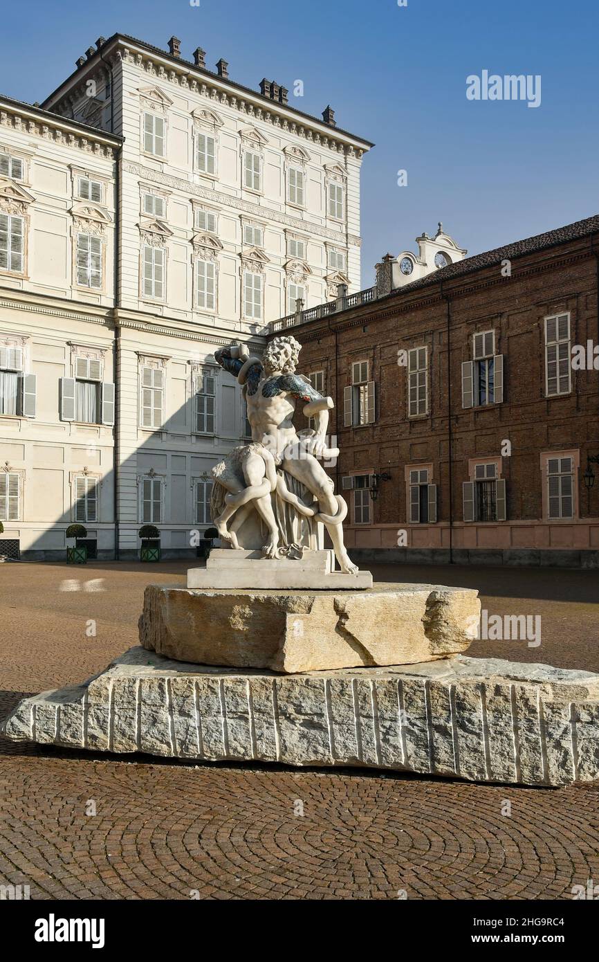 Die Statue "Laocoonte" (2020) des Künstlers Fabio Viale vor dem Palazzo reale während der Ausstellung "in Between", Turin, Piemont, Italien Stockfoto