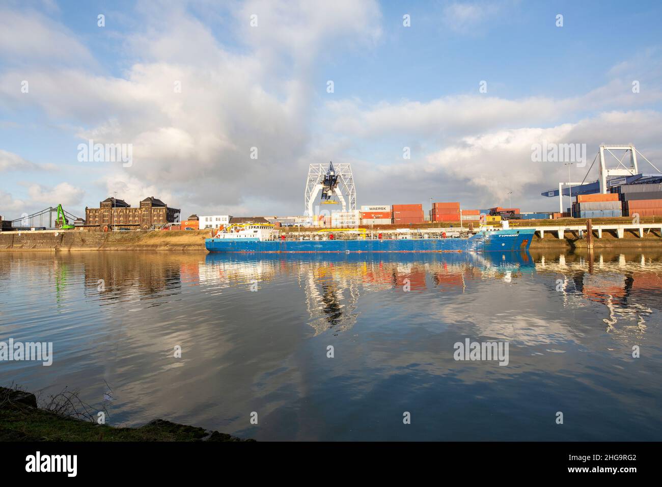 Krefeld - Blick auf Container-Terminal mit riesigen Kranen, wo Reflexionen auf dem Wasser im Winter, Nordrhein-Westfalen, Deutschland,18.01.2022 Stockfoto