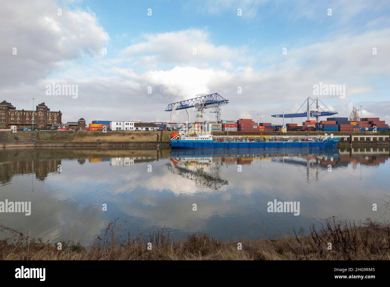 Krefeld - Blick auf Container-Terminal mit Großkranen für Schwerlast mit Reflexionen auf dem Wasser, Nordrhein-Westfalen, Deutschland, 18.01.2022 Stockfoto