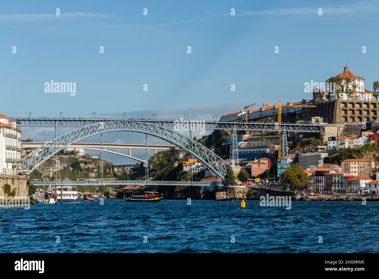 Porto, Portugal, eine schöne, klare, sonnige Stadtlandschaft am Nachmittag aus dem pulsierenden Blau des Flusses Douro; alle Brücken sind in der Ferne sichtbar. Stockfoto