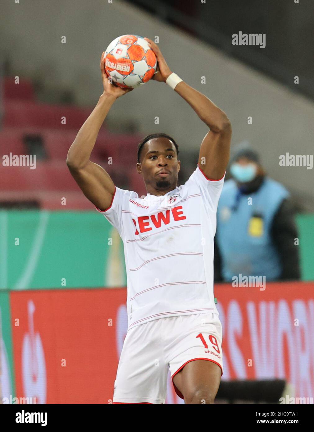 Köln, Deutschland. 18th Januar 2022. Fußball, DFB-Pokal, 16. Runde, 1. FC Köln - Hamburger SV: Kingsley Ehizibue (Köln) wirft den Ball. Quelle: Jürgen Schwarz/Alamy Live News Stockfoto