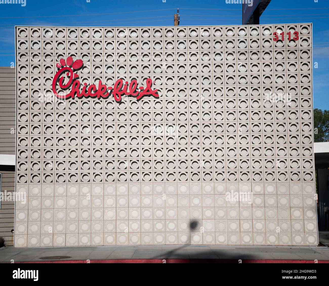 Burbank, CA, USA - 16. Januar 2022: Außenansicht des Chick-fil-A Fast-Food-Restaurants in Burbank, CA. Stockfoto