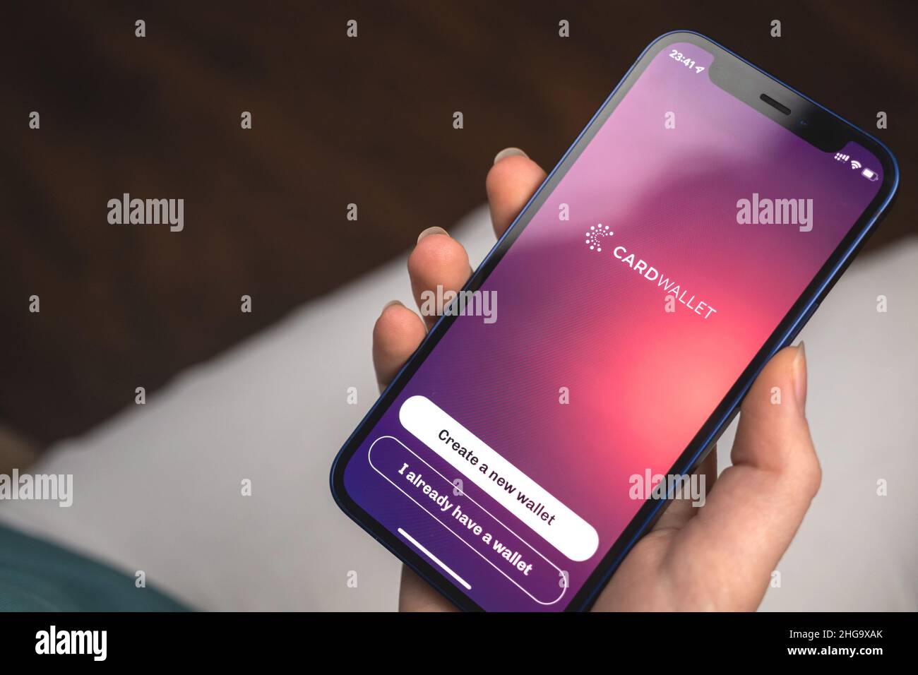 Kharkov, Ukraine - 10. Januar 2022: Frau nutzt CardWallet ADA Cardano Wallet App. Hand mit Apple iPhone 12, Handy-Bildschirm mit Logo Stockfoto