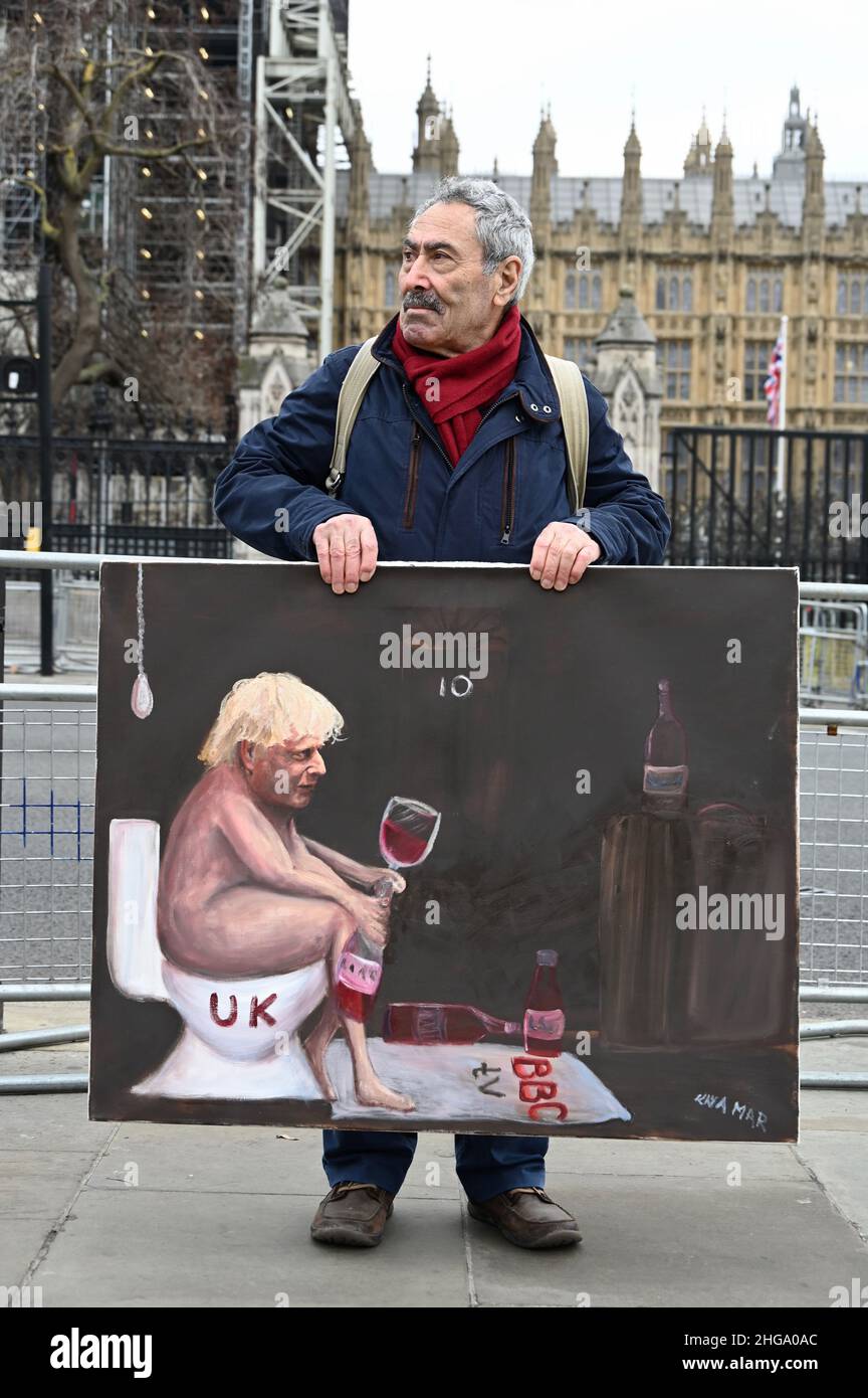 London, Großbritannien. 19/01/2022, satirischer Künstler, Kaya Mar, posiert mit seinem jüngsten Porträt von Premierminister Boris Johnson vor dem Parlament. Das Gemälde kommentiert sowohl Partygate als auch das Einfrieren der BBC-Gebühren. Stockfoto
