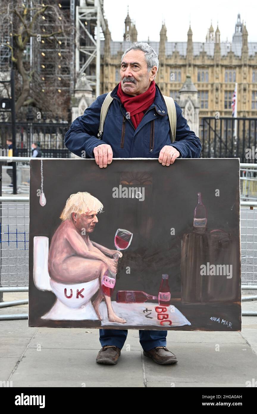 London, Großbritannien. 19/01/2022, satirischer Künstler, Kaya Mar, posiert mit seinem jüngsten Porträt von Premierminister Boris Johnson vor dem Parlament. Das Gemälde kommentiert sowohl Partygate als auch das Einfrieren der BBC-Gebühren. Stockfoto