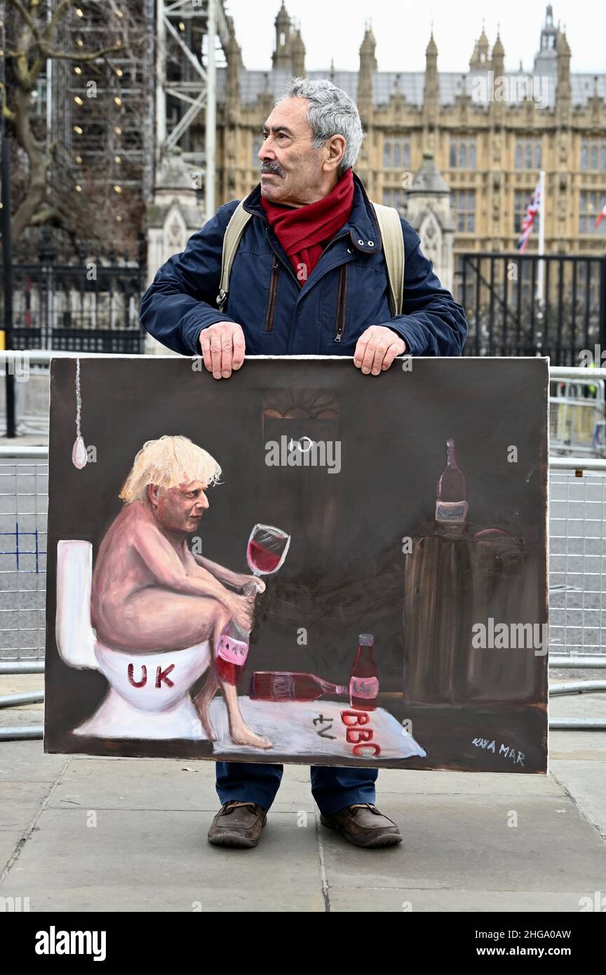 London, Großbritannien. 19/01/2022, satirischer Künstler, Kaya Mar, posiert mit seinem jüngsten Porträt von Premierminister Boris Johnson vor dem Parlament. Das Gemälde kommentiert sowohl Partygate als auch das Einfrieren der BBC-Gebühren. Stockfoto