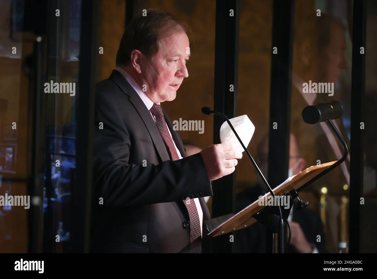 Hamburg, Deutschland. 19th Januar 2022. Dirk Nockemann, AfD-Landesvorsitzender und Fraktionsvorsitzender in Hamburg, spricht während einer aktuellen Stunde bei einer Sitzung des Hamburger parlaments im Großen Festsaal im Rathaus. Quelle: Christian Charisius/dpa/Alamy Live News Stockfoto