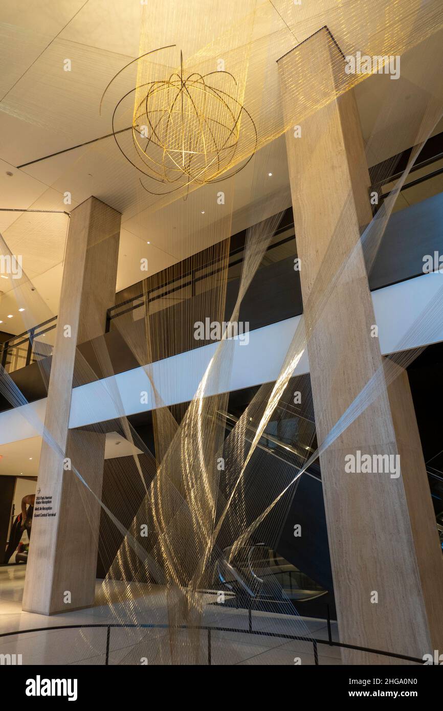 „Flug“-Drahtskulptur von Richard Lippold im ehemaligen Pan am Building, 200 Park Avenue, jetzt MetLife Building, New York City, USA Stockfoto