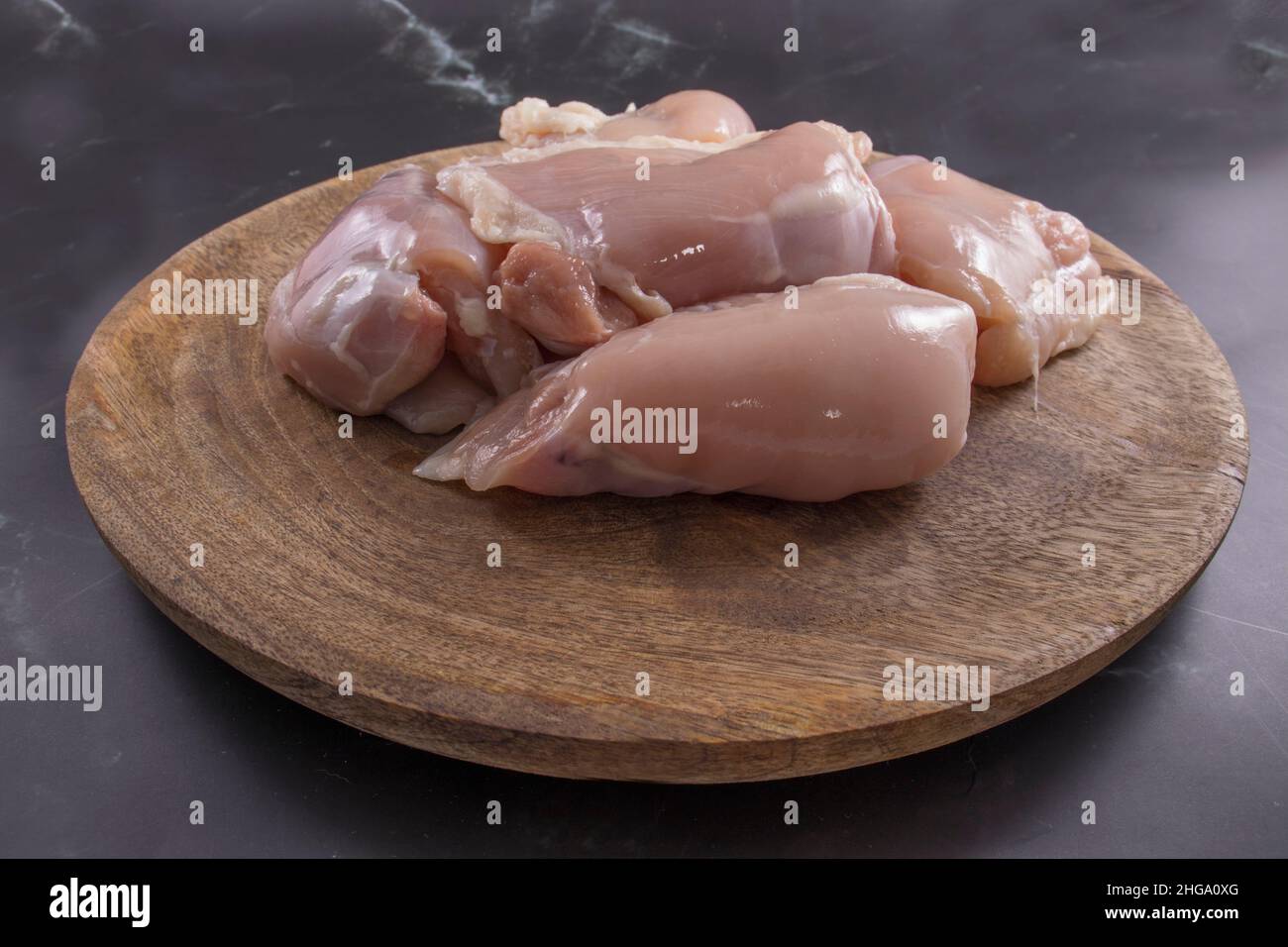 Hühnerschenkel isoliert auf weißem Hintergrund Stockfoto
