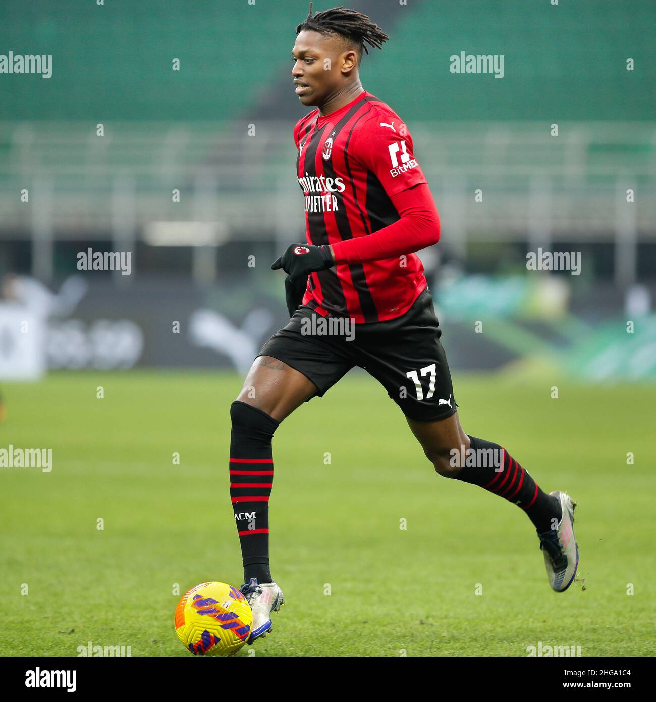 Mailand, Italien. 17th Januar 2022. Italien, Mailand, 17 2022. januar: Rafael Leao (Stürmer in Mailand) fährt während des Fußballspiels AC Milan vs Spezia, Serie A 2021-2022 day22, San Siro Stadion in die Strafzone in der zweiten Hälfte (Foto von Fabrizio Andrea Bertani/Pacific Press/Sipa USA) Kredit: SIPA USA/Alamy Live News Stockfoto