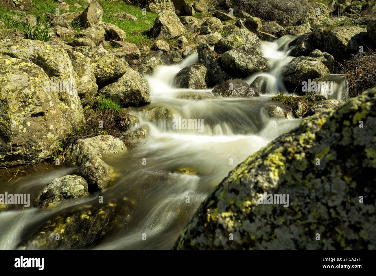 Wasserfälle auf einem Bergbach. Eine herrliche Frühlingslandschaft. Mount Aragats. Armenien Stockfoto