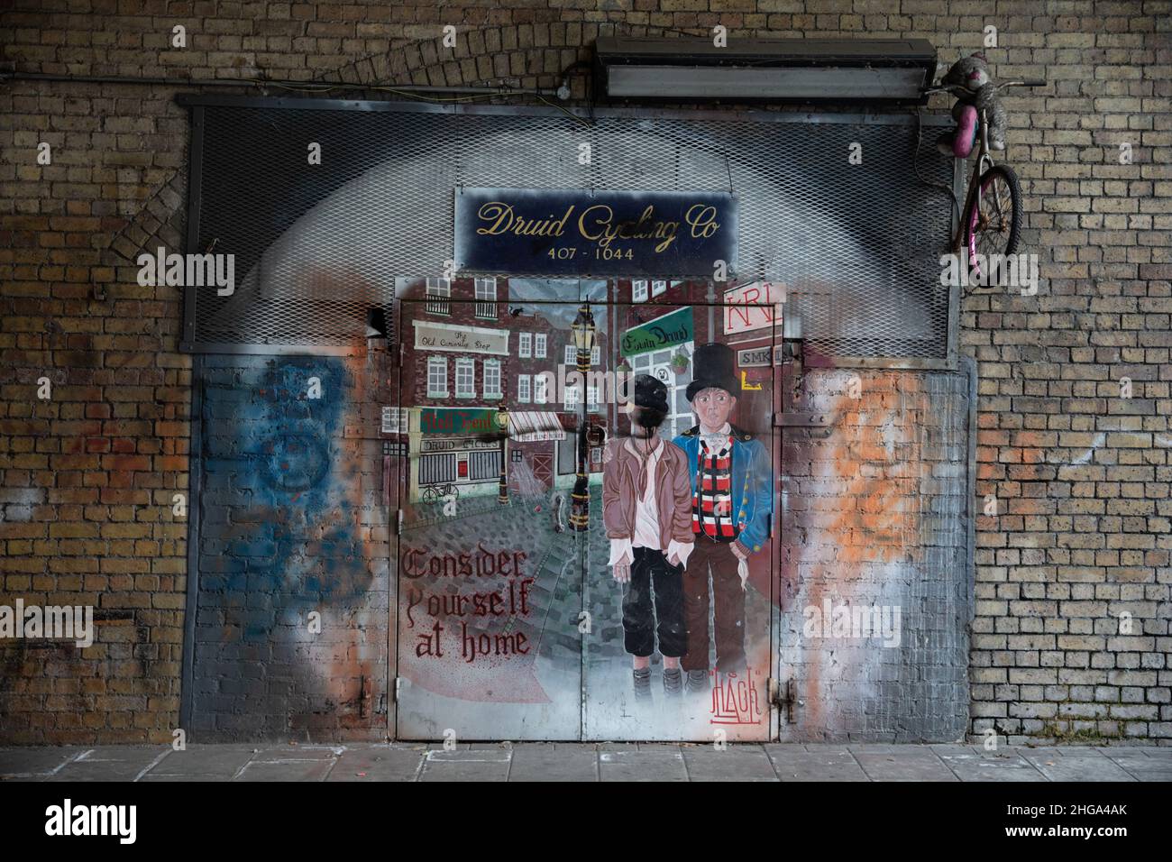 London, Großbritannien. 14th. Januar 2022. Ein Blick auf das alte Wandgemälde des Druid Bike-Shops an der Roper Lane. Stockfoto