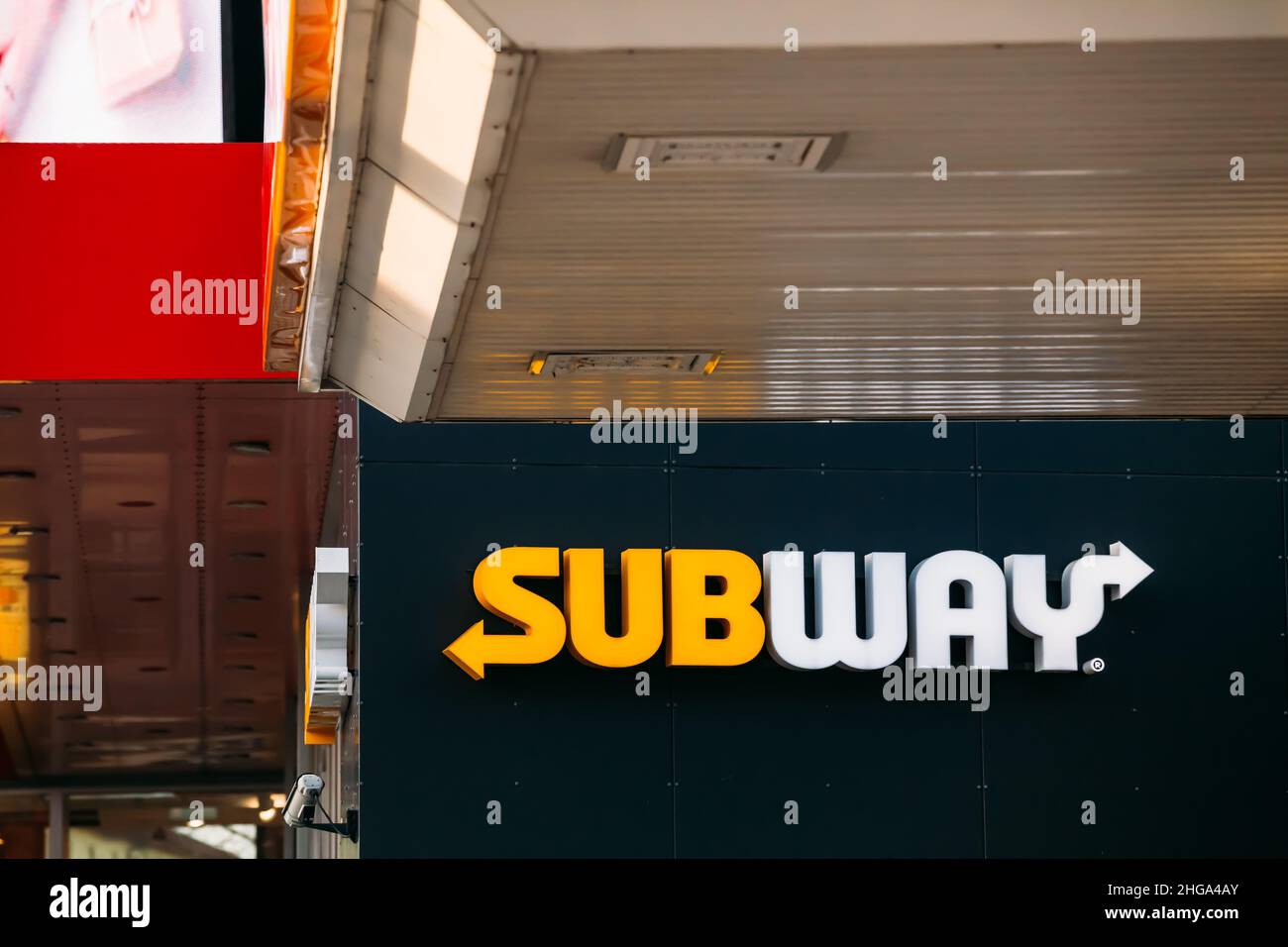 Logo-Schild Marke der U-Bahn an der Wand des Fast Food Restaurant Stockfoto