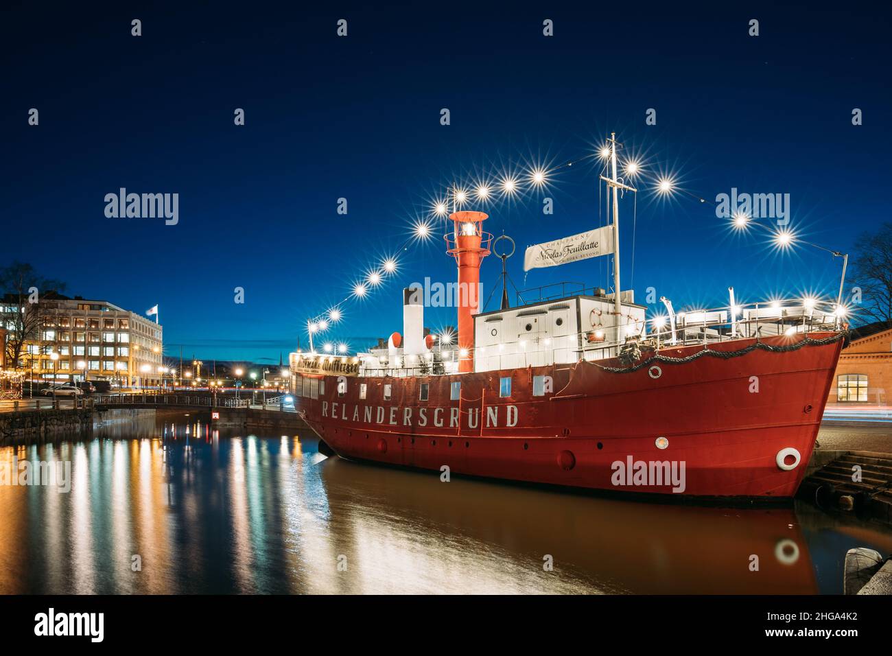 Helsinki, Finnland. Festgetäutes Steamboat Relandersgrund Restaurant Bei Abendlichen Abendbeleuchtungen. Stockfoto