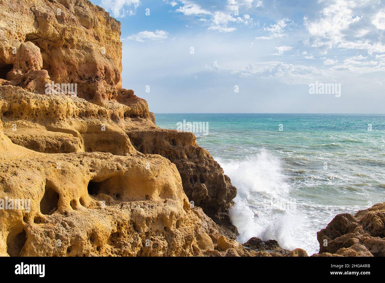 Wellen, die die Kalksteinfelsen von Algar Seco, Carvoeiro, Algarve, Portugal, stampfen Stockfoto