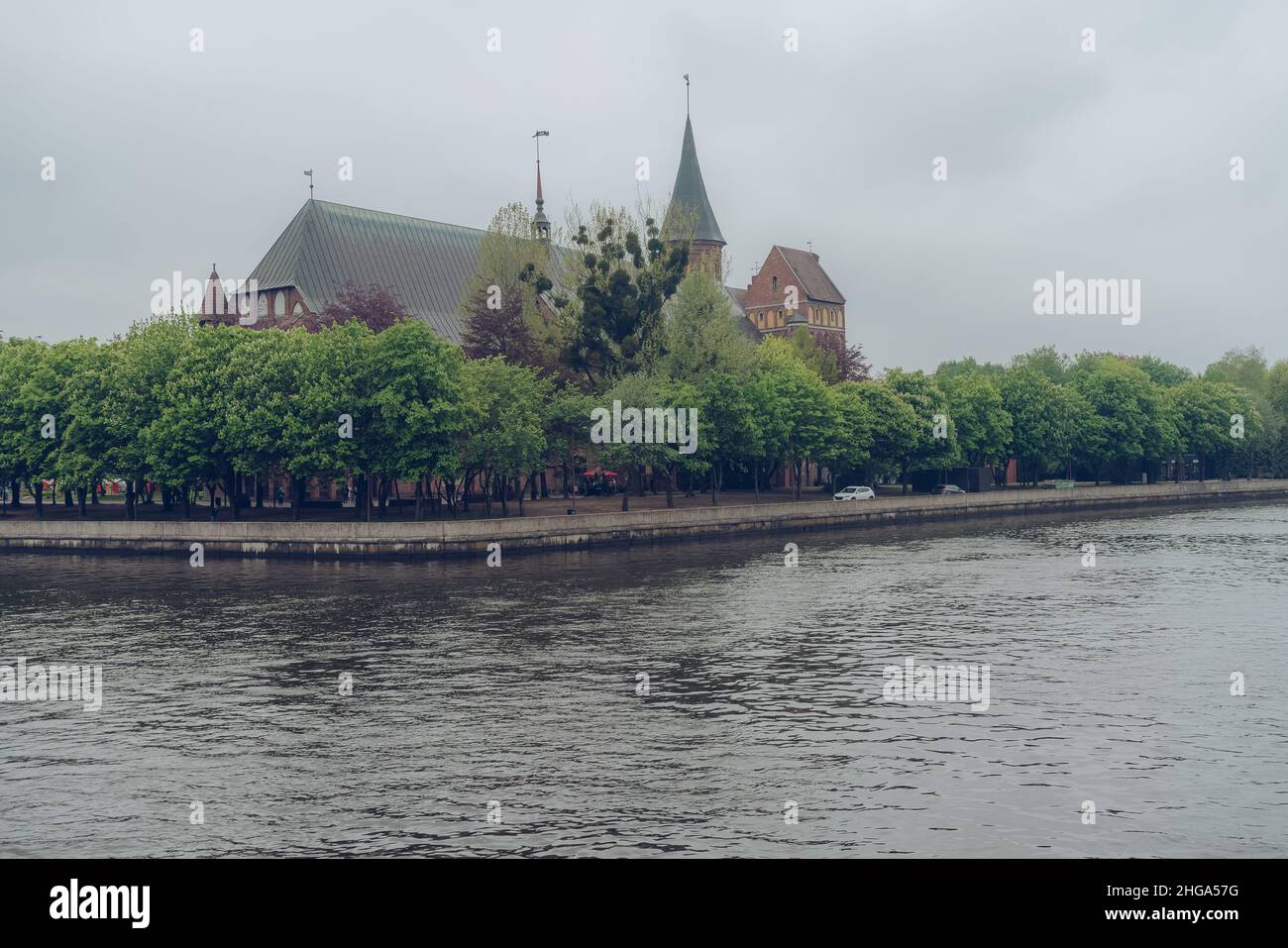 Königsberg, Russland - 15. Mai 2021: Blick auf die Kathedrale von Königsberg am düsteren Frühlingstag Stockfoto